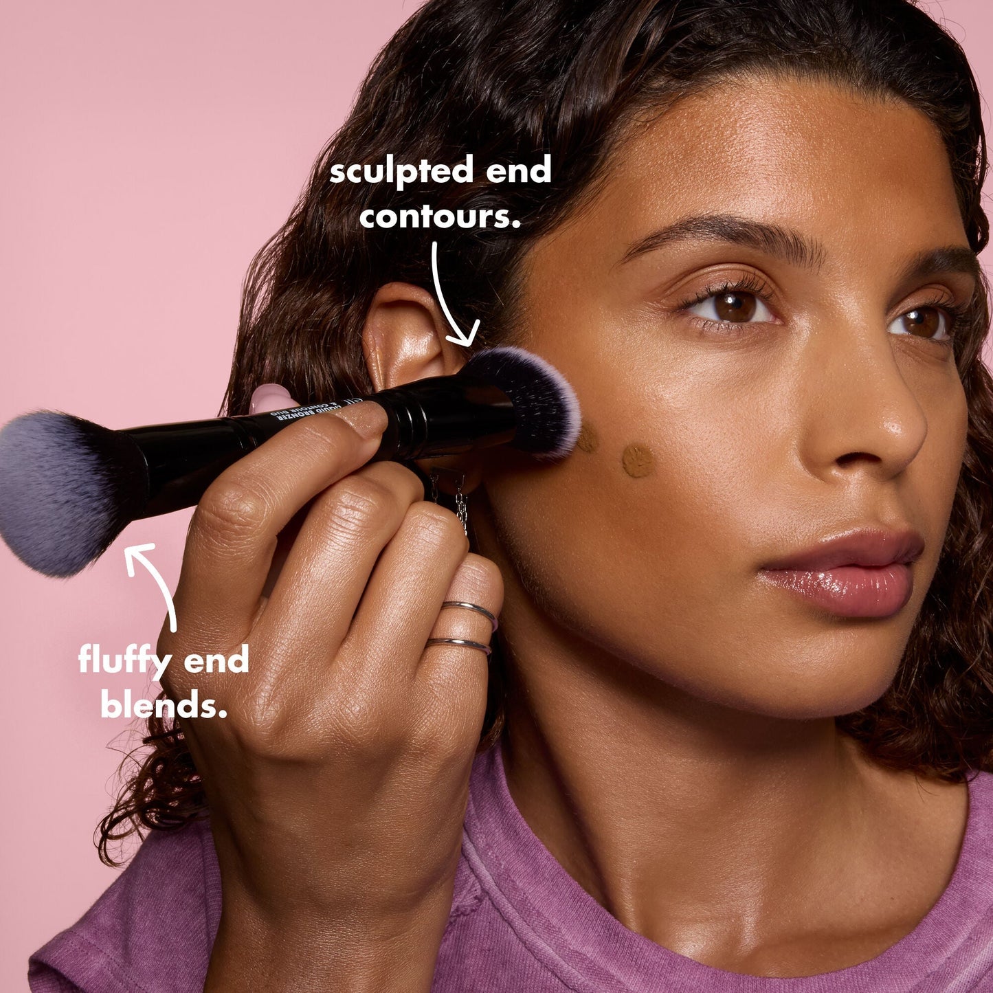 liquid-bronzer-and-contour-duo-brush-e6 0426_EDU_LiquidBronzer_ContourDuoBrush_BenefitModel.jpg