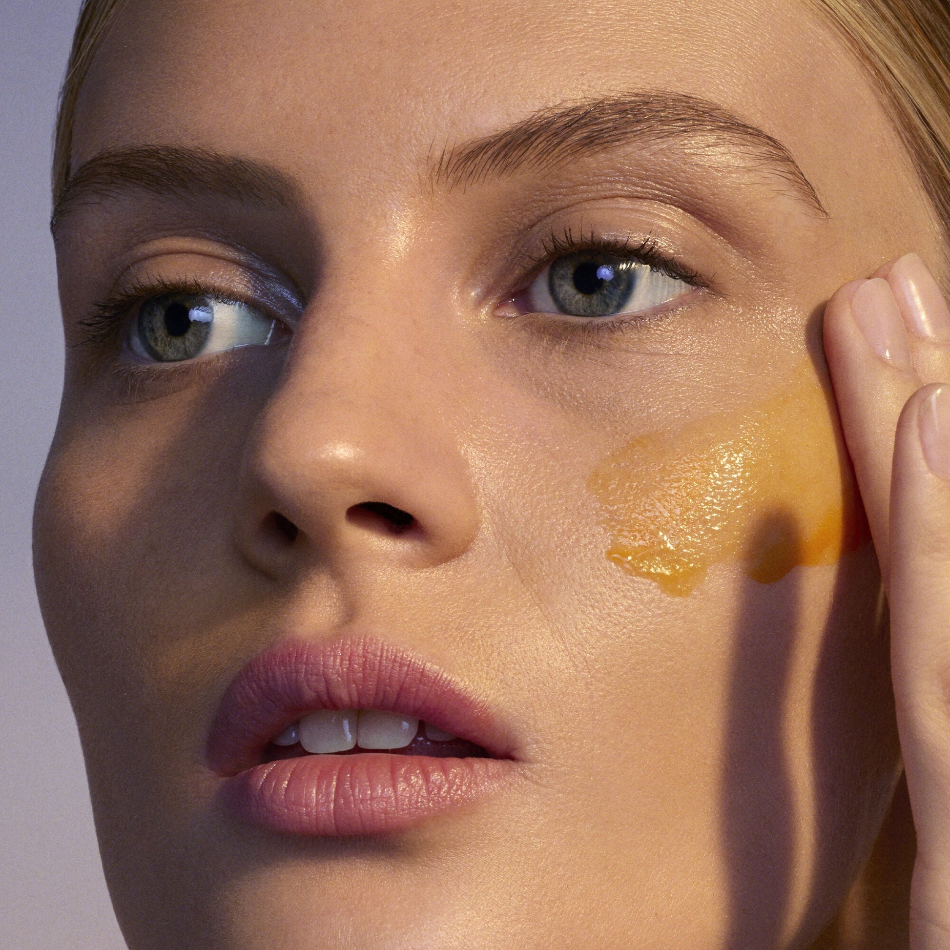 youth-boosting-advanced-night-retinoid-serum-k1 080222_Florence_ANR_0403_IGF_V2.jpg