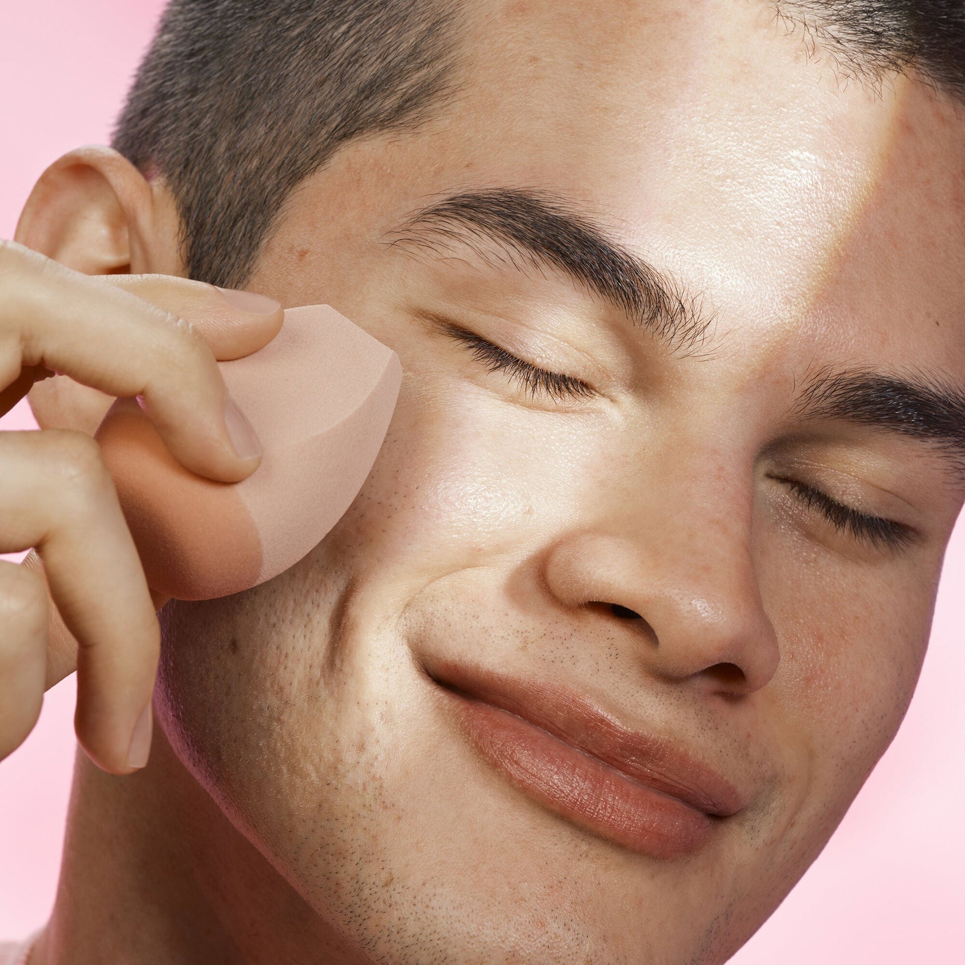 halo-glow-angled-silicone-face-sponge-s7 102124_HGST_Alfredo_Application_0134_v2_RGB_IGF.jpg