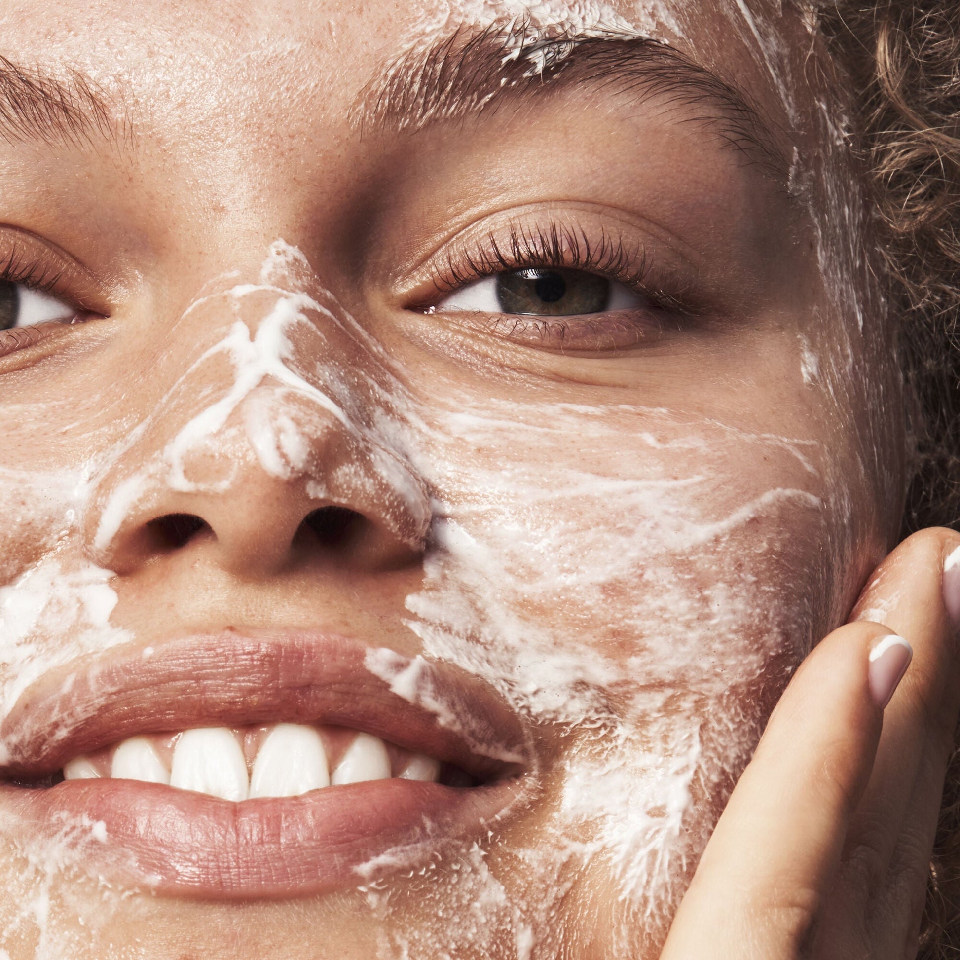 blemish-breakthrough-acne-clarifying-cleanser-t0 121321_Marley-Acne-Regimen_0117_FINAL_IGF.jpg