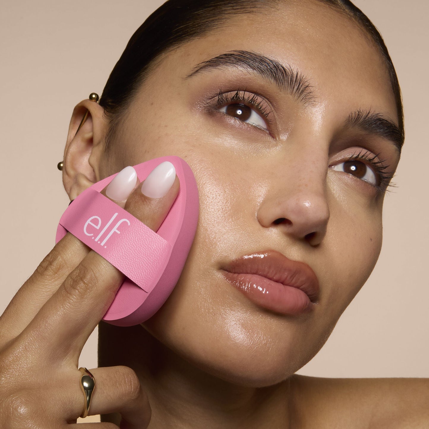 pillow-puff-foundation-sponge-l5 81838_MOM_PILLOW_PUFF_FOUNDATION_SPONGE_TOOL_SHOT_SONALI_0126_V2.jpg