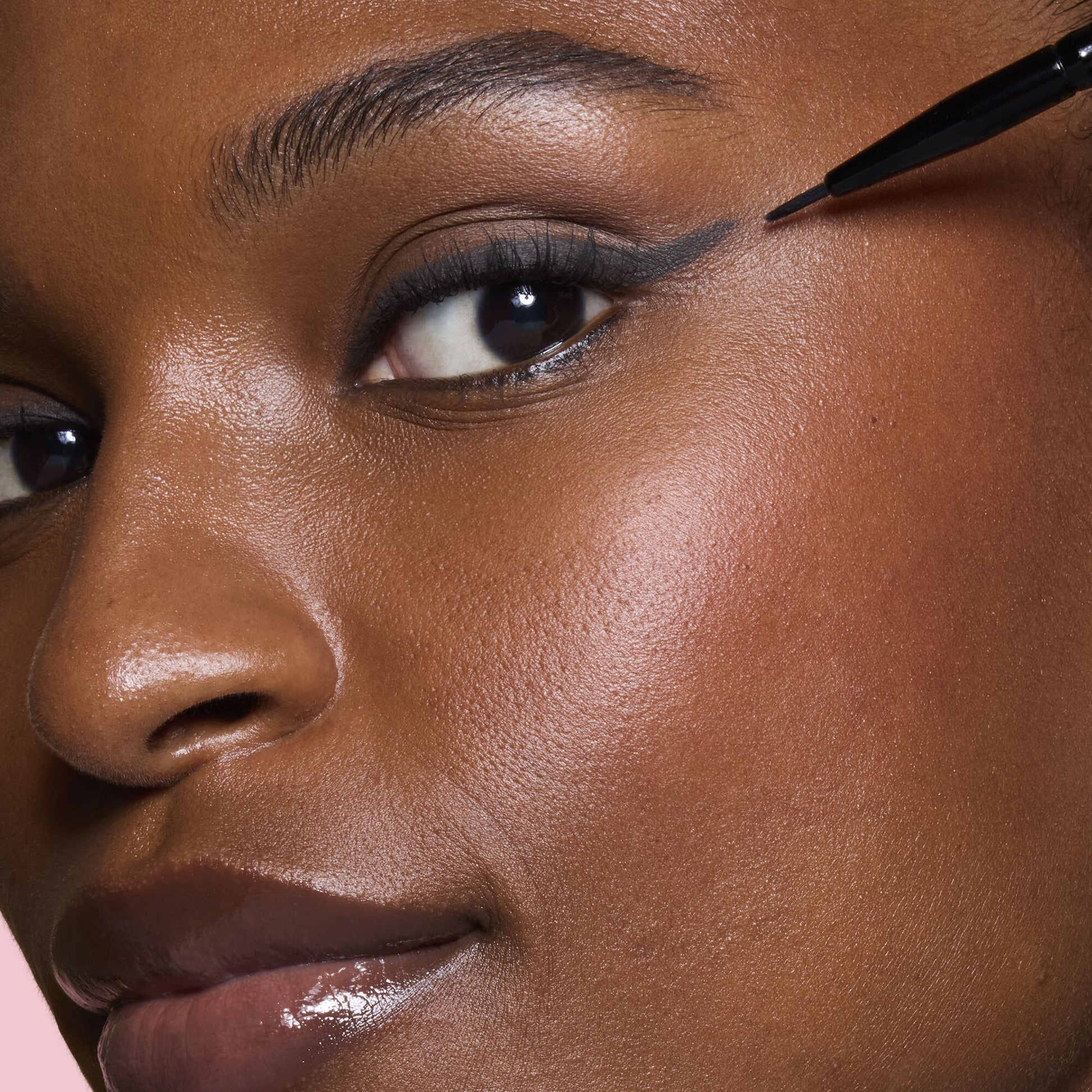 ultra-fine-eyeliner-brush-r9 81915_ULTRA_FINE_EYELINER_BRUSH_TOOL_SHOT_MOM_TSHECA_0120_v2.jpg