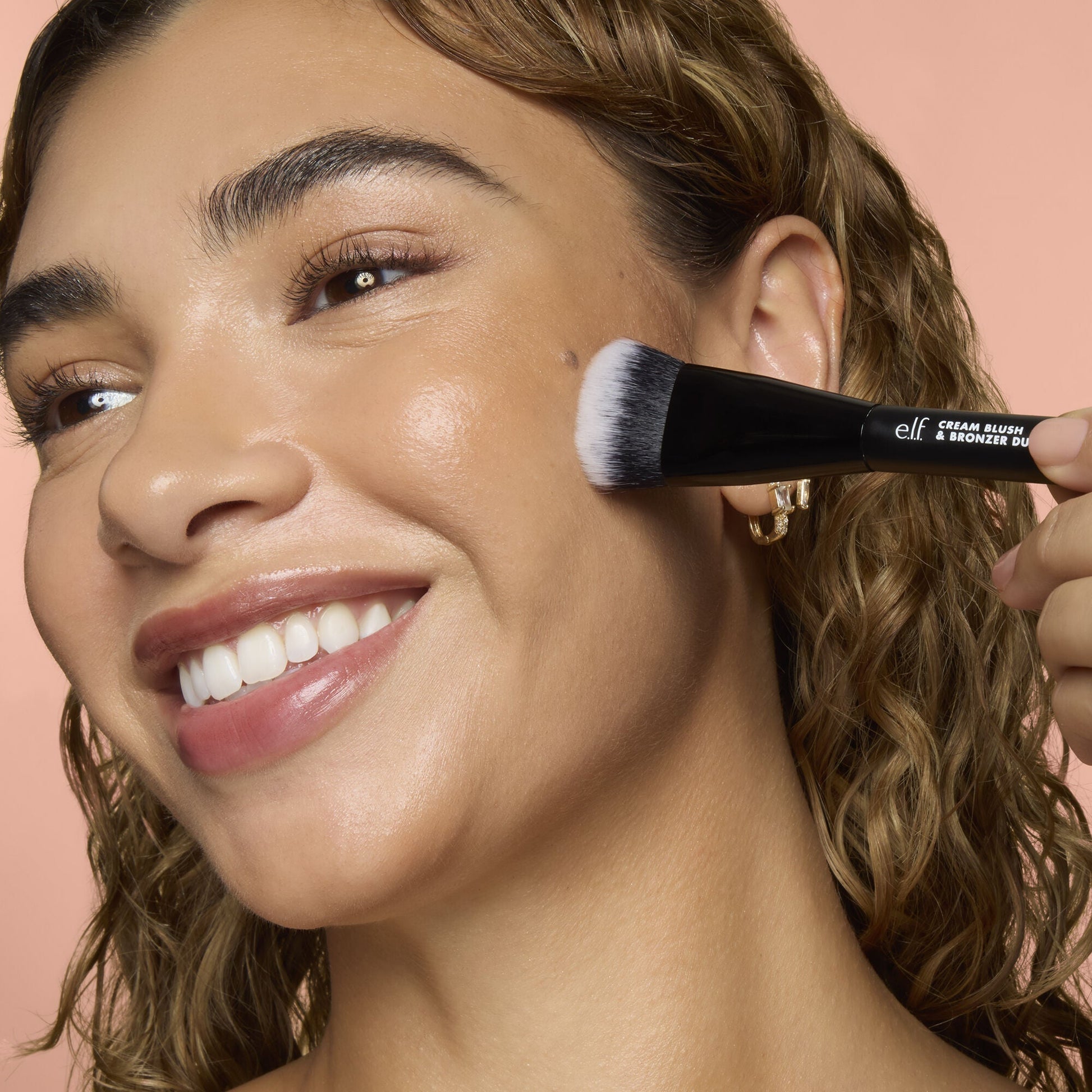 cream-blush-and-bronzer-duo-brush-g1 83857_CREAM_BLUSH_BRONZER_DUO_BRUSH_Q4_Alyssa_0173_V4_388aa08a-f9a4-4160-ae36-d9cdde1f6141.jpg